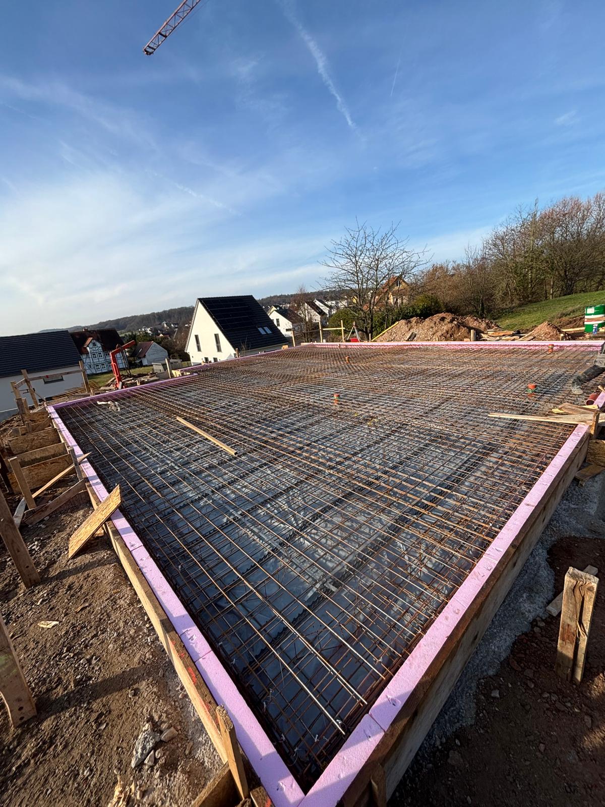 Stahlbetondecke mit Gefälle und Attika sowie vorbereitete Terrassenfläche mit Einkornbeton.
