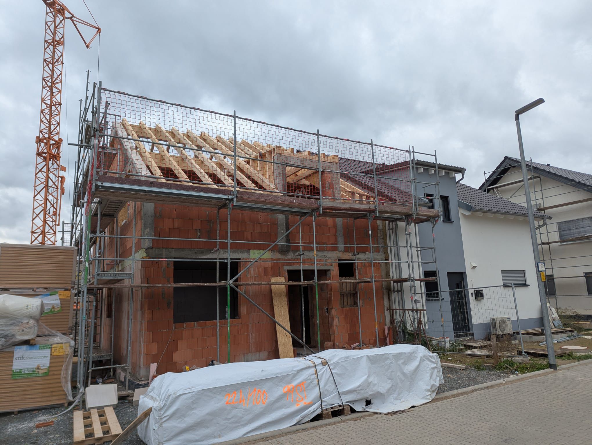 Rohbau mit Gerüst - Modernes Einfamilienhaus mit Flachdach