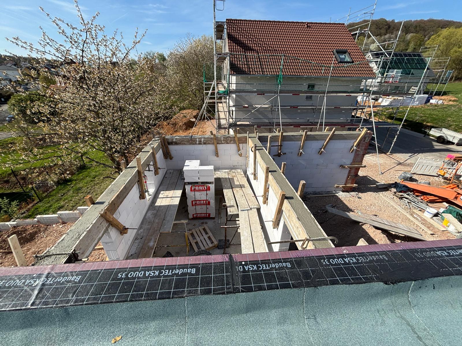 Rohbau von oben - Modernes Einfamilienhaus mit Flachdach