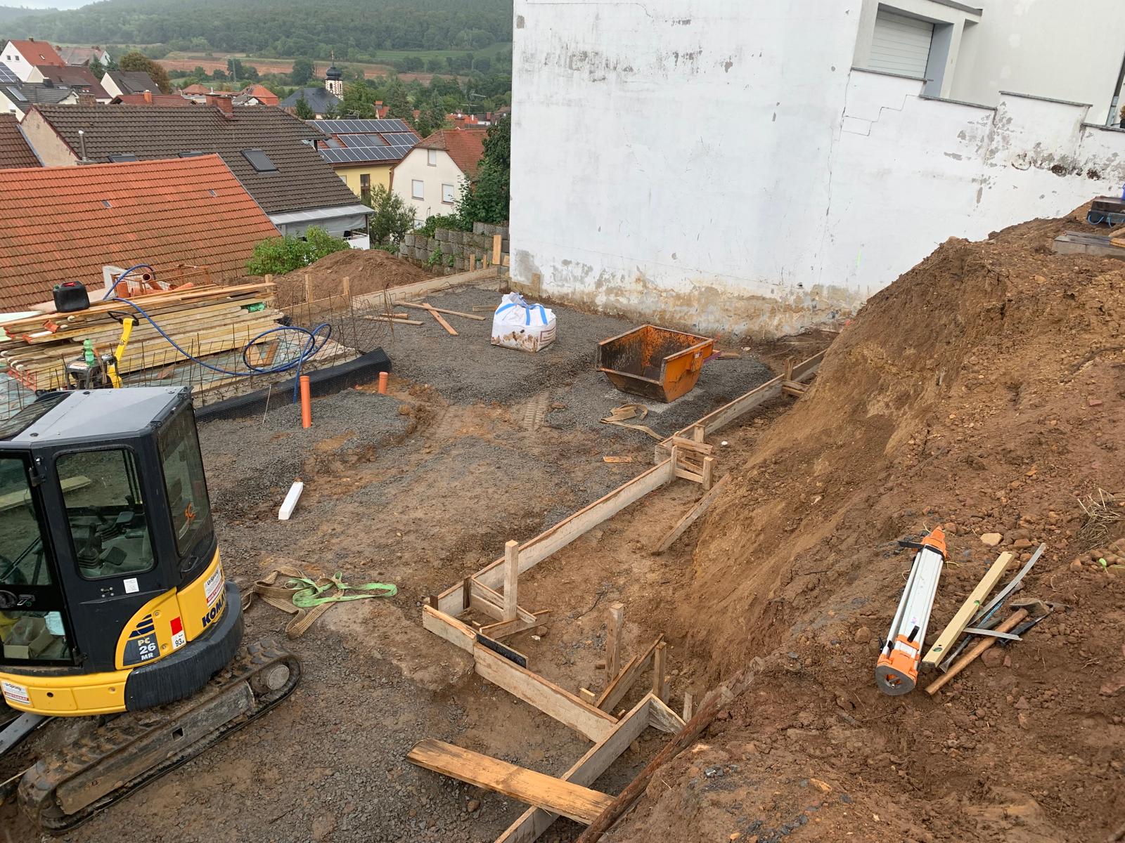 Aushub Baugrube - Rohbau eines Einfamilienhauses in Hanglage
