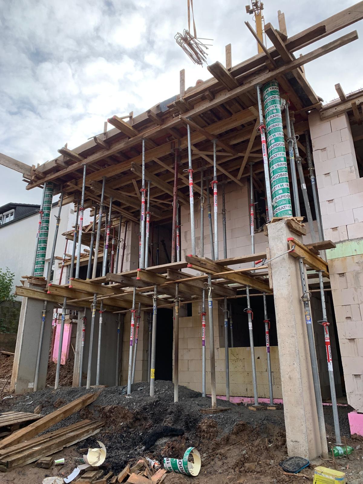 Groß dimensionierter Ortbeton-Balkon mit anspruchsvoller Schalungs- und Tragwerkskonstruktion.