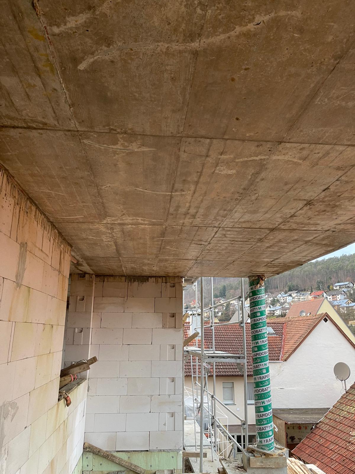 Betondecke Untersicht - Rohbau eines Einfamilienhauses in Hanglage