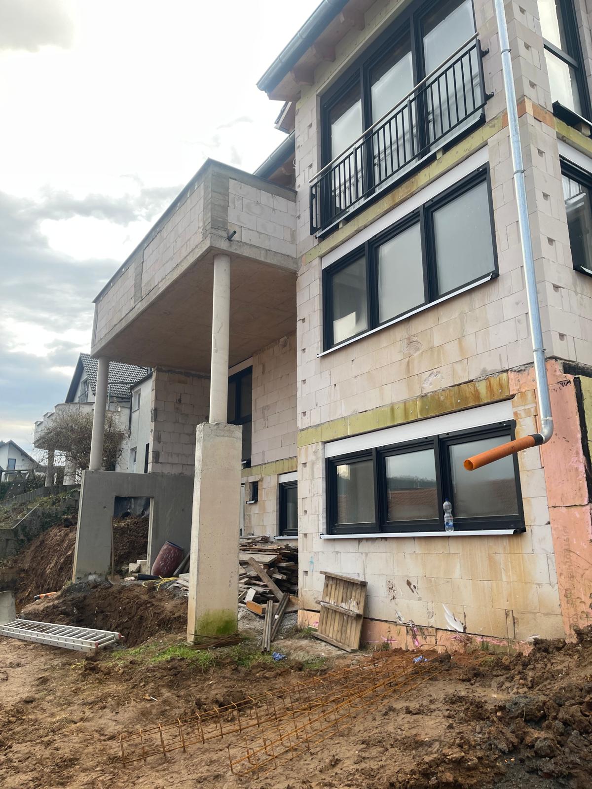 Fenster Rohbau - Rohbau eines Einfamilienhauses in Hanglage