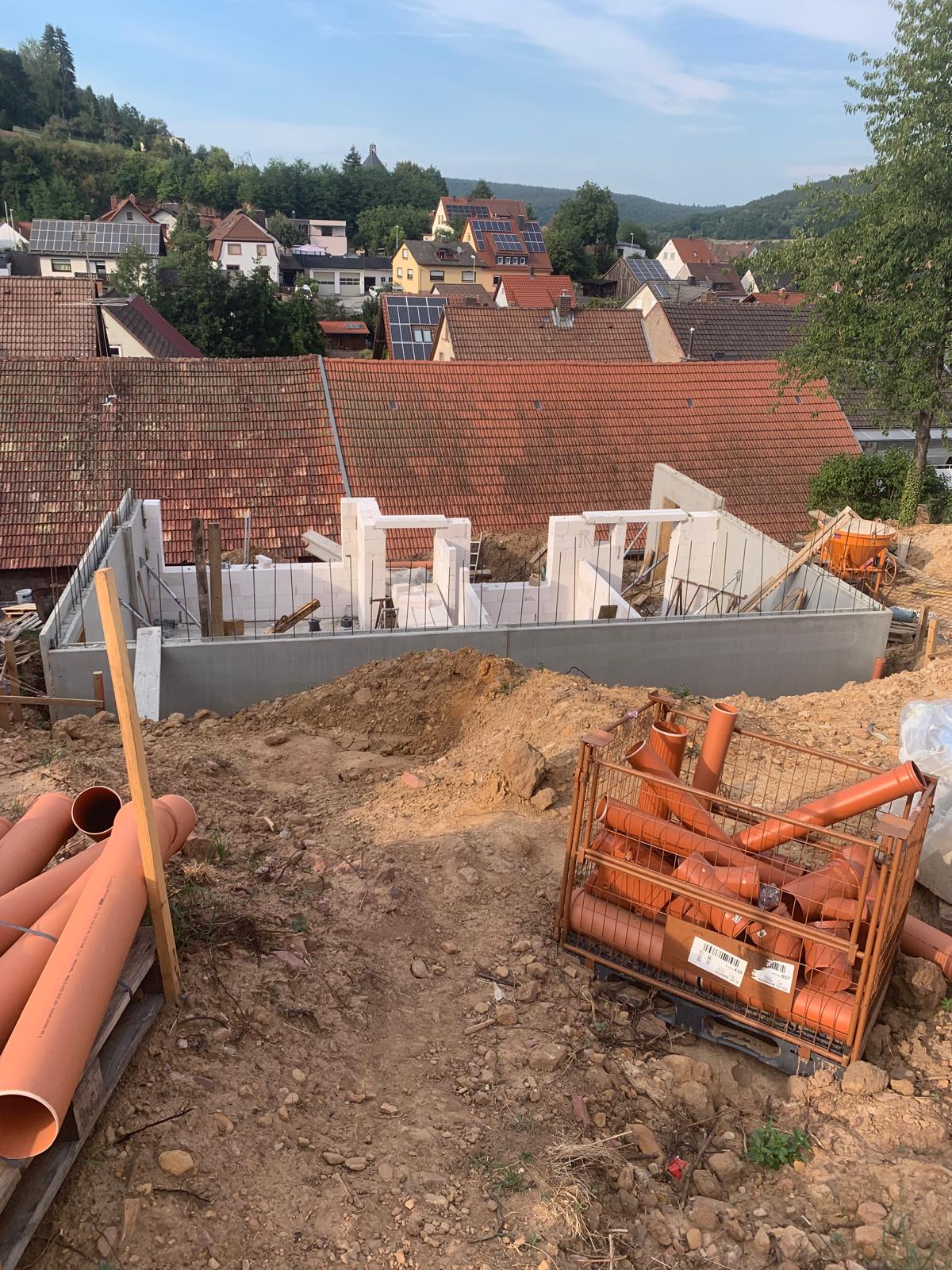 Rohbau eines Einfamilienhauses in Hanglage