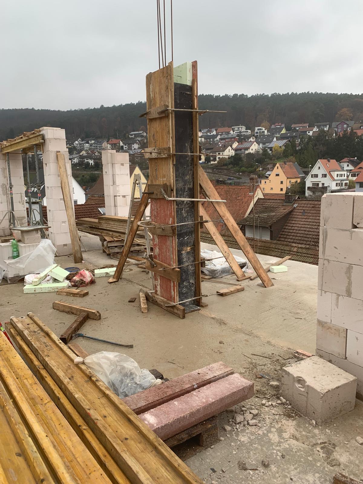 Stahlbetonstütze - Rohbau eines Einfamilienhauses in Hanglage