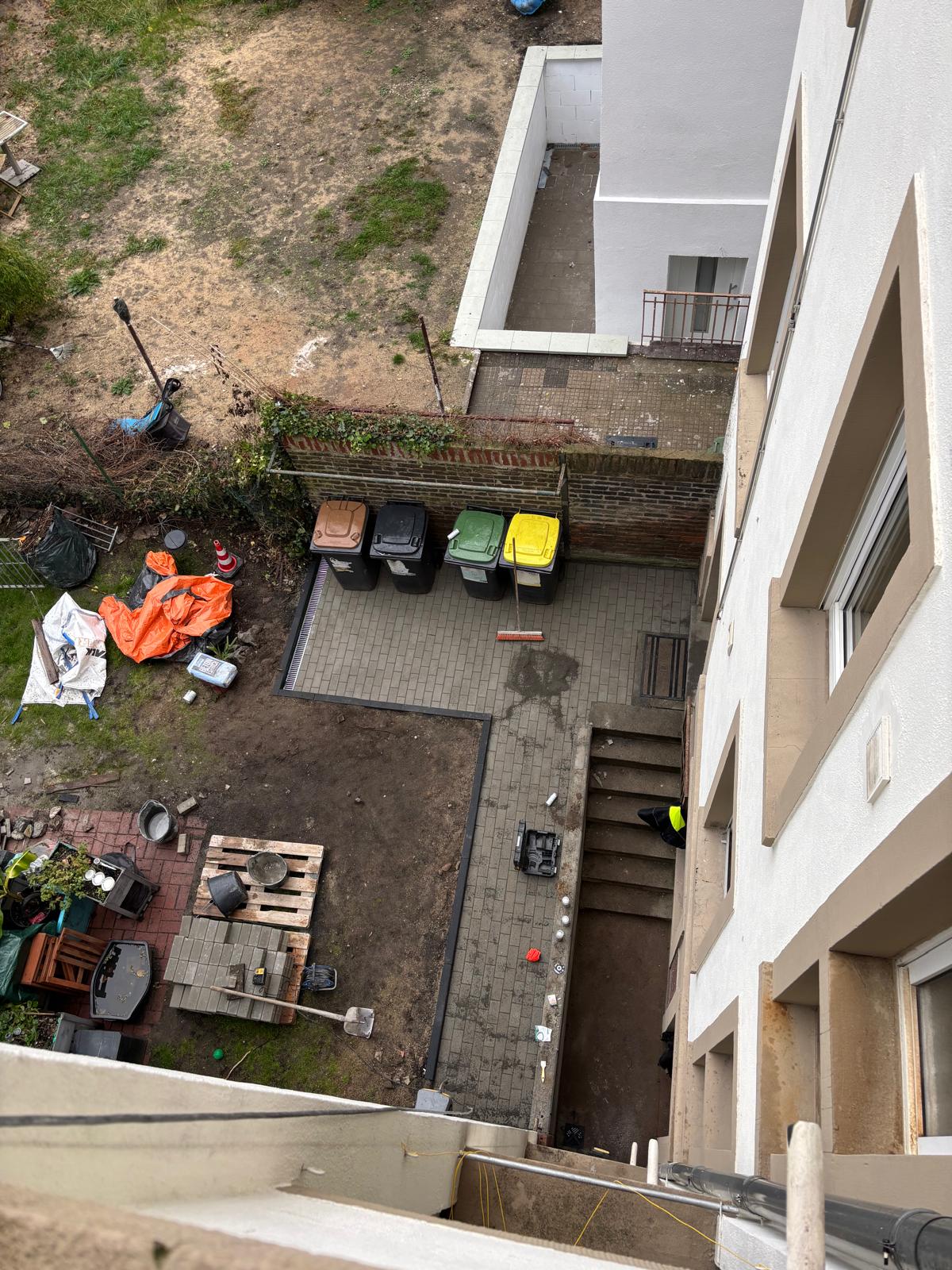 Vorher/Nachher-Aufwertung einer genutzten Außenfläche für ein Mehrfamilienhaus.