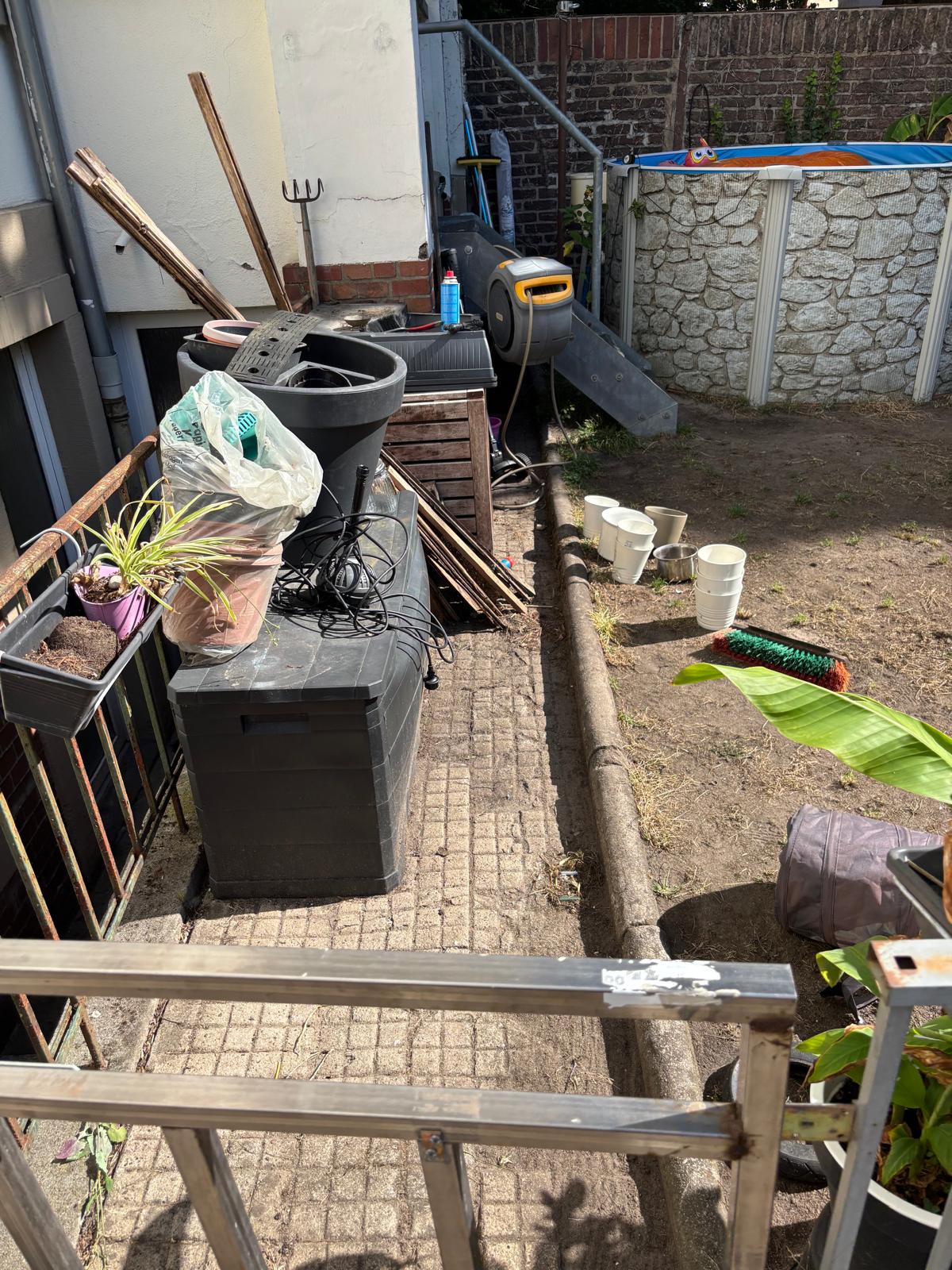 Vorher Außenbereich - Außenanlage für Hausverwaltung